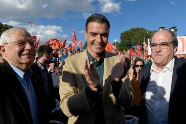 Josep Borrell, Pedro Snchez y ngel Gabilondo, en el mitin del PSOE en Madrid.