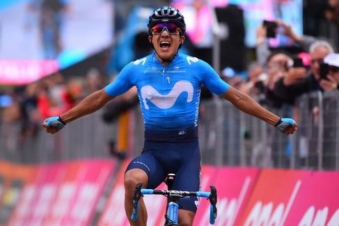 Carapaz celebra la victoria en la etapa 14 del Giro.