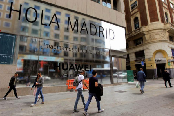 Tienda del gigante tecnolgico chino Huawei, una de las empresas clave de la guerra comercial, en la Gran Va de Madrid.