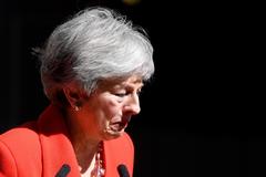 Theresa May dimite al borde de las lgrimas