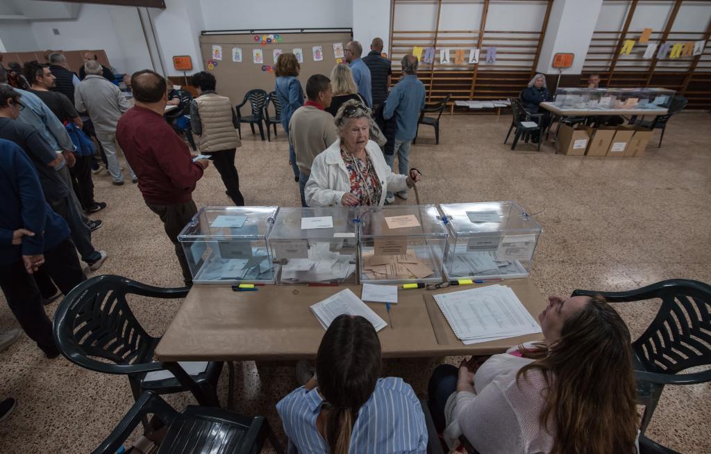 Votantes en un colegio de Palma.