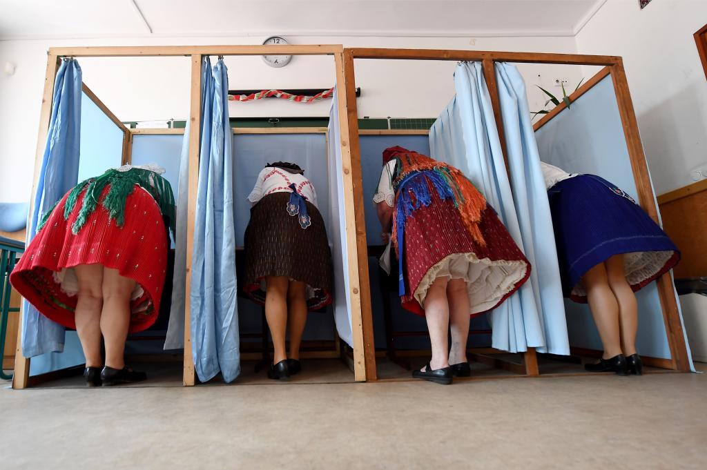 Varias mujeres han acudido a votar para las elecciones comunitarias...