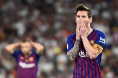 Messi, junto a Jordi Alba, en la derrota de la última final de Copa.