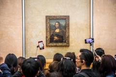 Visitantes admiran 'La Gioconda' de Leonardo da Vinci
