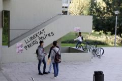 Pintadas y pancartas a favor de los polticos presos en la Universidad Autnoma de Barcelona.