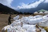 Cuatro cadveres y 11 toneladas de basura recogidos en la limpieza del Everest