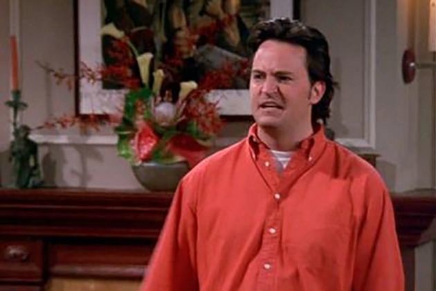 Chandler Bing (Matthew Perry) en un episodio de Friends, en el que se...