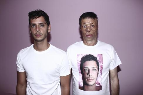 El director Eduardo Casanova junto a uno de sus modelos, que lleva una camiseta con su rostro.