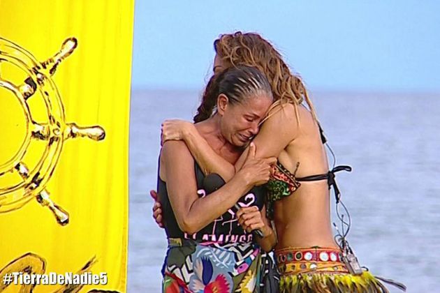 Isabel Pantoja, abrazada por Lara lvarez en Supervivientes 2019 tras...