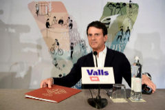 Valls se ofrece a Colau para frenar a ERC, pero Cs no la quiere de alcaldesa
