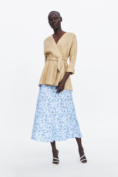 a tiempo Honorable concepto Zara tiene la blusa de lino más versátil que no te quitarás en todo el  verano | Moda
