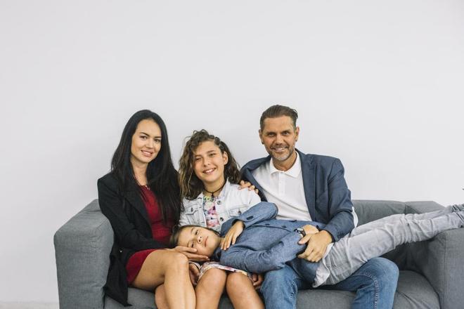 Violeta, en el medio, junto a su hermano, León, y sus padres, Nacho Vidal y Franceska Jaimes.