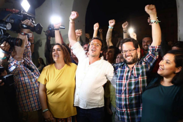 Jos Mara Gonzlez (centro) celebra los resultados de Adelante...