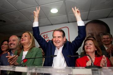 El alcalde de Vigo, Abel Caballero, celebra su resultado electoral.