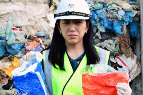 Yeo Bee Yin,  ministra de Energa, Ciencia, Tecnologa, Medio Ambiente y Cambio Climtico de Malasia, posa con envases de plstico enviados desde Espaa.