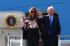 El presidente de EEUU, Donald Trump, junto a su mujer Melania, saludan al aterrizar en Londres.