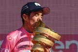 Verona (Italy).- Ecuadorian rider Richard <HIT>Carapaz</HIT> of Movistar team celebrates with the trophy his overall win after the 21st and last stage of the Giro d'Italia cycling race, in Verona, Italy, 02 June 2019. (Ciclismo, Italia) EPA/