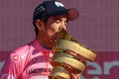 Verona (Italy).- Ecuadorian rider Richard <HIT>Carapaz</HIT> of Movistar team celebrates with the trophy his overall win after the 21st and last stage of the Giro d'Italia cycling race, in Verona, Italy, 02 June 2019. (Ciclismo, Italia) EPA/