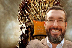 Selfi de Juan Franco, alcalde de La Lnea, con el 'trono de hierro'.