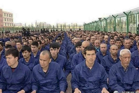 Musulmanes detenidos en un campo de "reeducacin" en la regin china de Xinjiang.