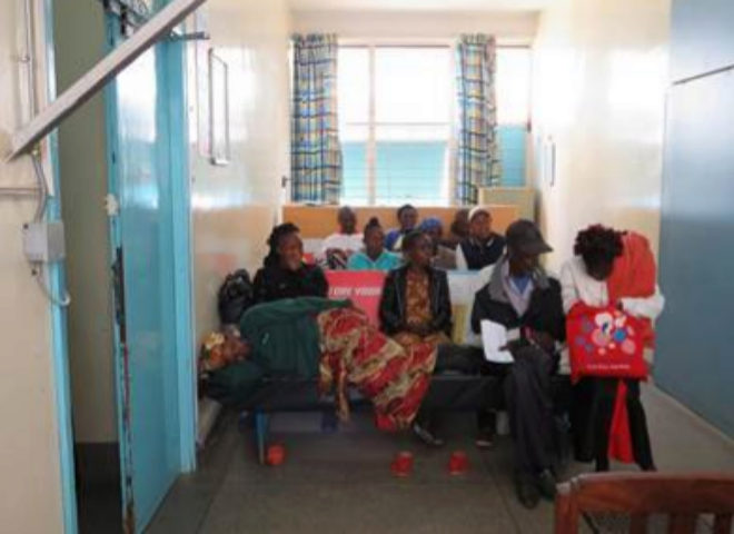 Una de las salas de espera del Kenyatta Public Hospital de Nairobi.