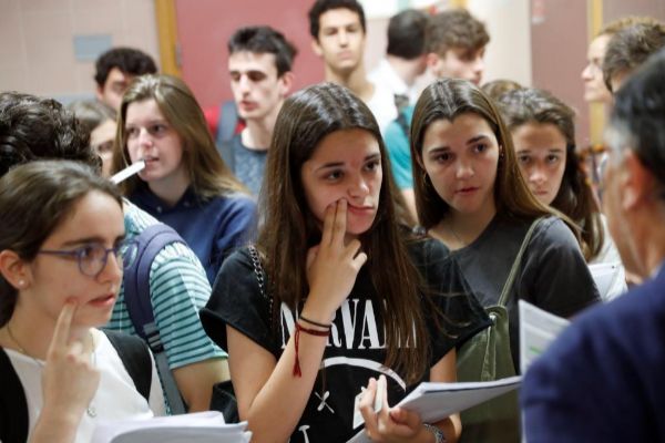 Alumnas antes de un examen de Selectividad en Madrid