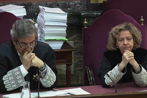 Los fiscales Javier Zaragoza y Consuelo Madrigal, durante una de las...