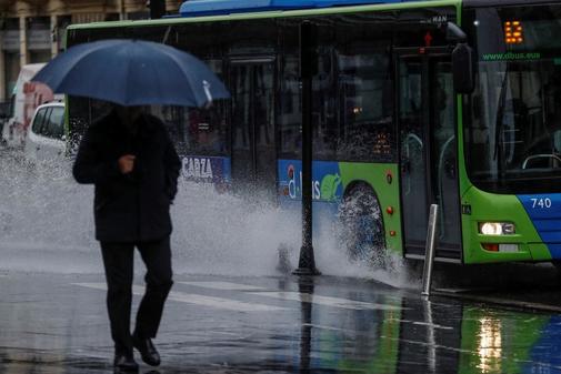 Un hombre pasea bajo la lluvia en San Sebastin