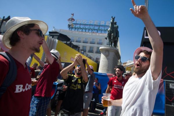 Turistas y aficionados al ftbol, en Madrid, con motivo de la...