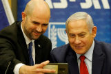 EPA2295. JERUSALN (ISRAEL).- Imagen de archivo realziada el 26 de diciembre de 2018 que muestra al entonces presidente de la organizacin "Orgullo Luikut" e integrante del parlamento israel, <HIT>Amir</HIT> <HIT>Ohana</HIT> (i), mientras se hace una foto con el primer ministro israel, Benjamin Netanyahu, durante una reunin del partido en Jerusaln, Israel. Netanyahu ha nombrado este jueves a <HIT>Ohana</HIT> nuevo ministro de Justicia, siendo el primer ministro abiertamente homosexual en la historia de Israel.