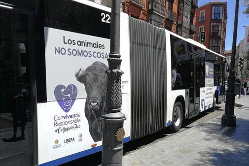 Campaa publicitaria animalista en los autobuses de Valladolid