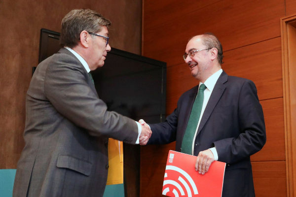 El secretario general del PSOE aragons, Javier Lamban (d), y el...