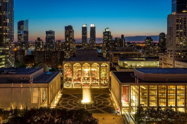Vista nocturna del Lincoln Center.
