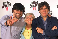 Puigdemont, con la ex consejera huida Clara Ponsat y con Joan Maria Piqu, que particip en su campaa.