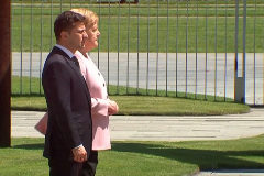 Preocupación por los temblores de Angela Merkel durante una ceremonia oficial