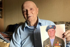 Vladimir Kuts posa en Mosc con sus medallas por salvar la vida a varios soldados norteamericanos.