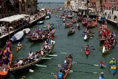 Turistas en el canal Cannaregio en Venecia, Italia.
