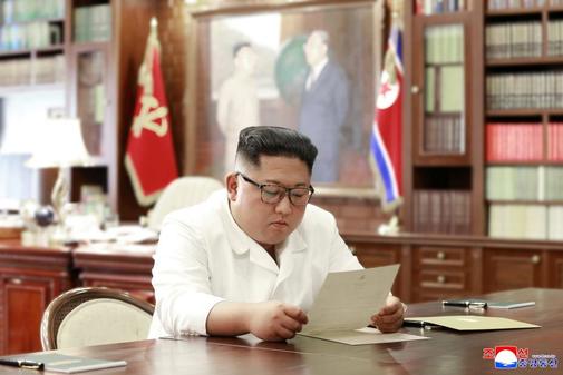 El lder norcoreano Kim Jong Un lee una carta del presidente...