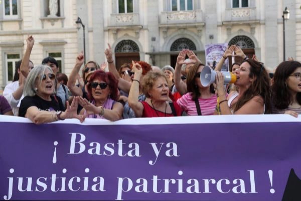 Activistas feministas, celebrando la sentencia del Tribunal Supremo.