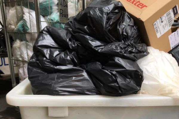 Los hospitales bajan amontonan la ropa junto a las bolsas de basura | Comunidad Valenciana