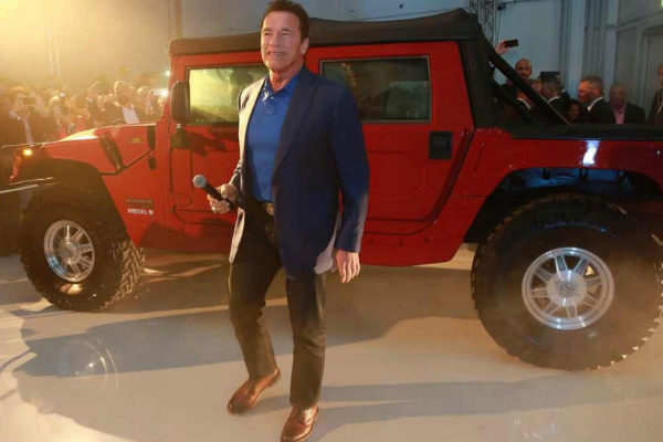 Arnold Schwarzenegger, junto a su Hummer elctrico