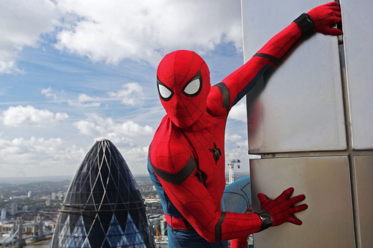 Tom Holland vuelve a enfundarse el traje de Spider-Man que una nueva...