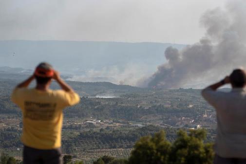 Vecinos de Bovera observan el fuego de la localidad leridana