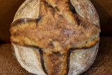 Pan hecho con harina integral de trigo y masa madre integral.