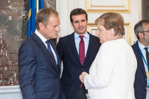 Pablo Casado, junto a Angel Merkel y Donald Tusk