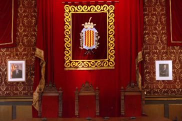 Los retratos de Torra y el Rey, tal y como han quedado en el Saln de Plenos del Ayuntamiento de Tarragona.
