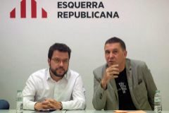 Arnaldo Otegi, junto al dirigente de ERC Pere Aragons, en una reciente reunin en Barcelona.