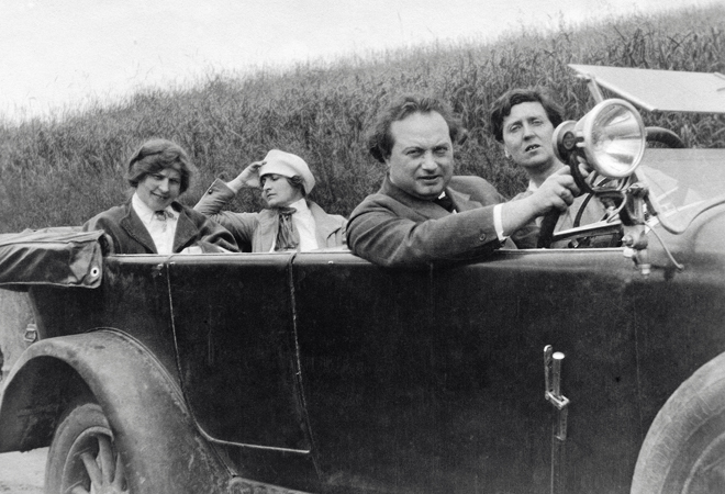 Helene Berg, Alma Mahler, Franz Werfel  y Alban Berg  fotografiados en un coche