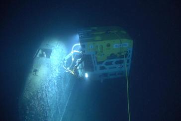 Un robot examina los restos del submarino sovitico 'Komsomolets'.