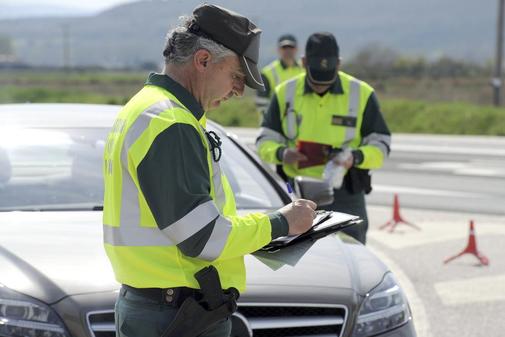 Agentes de la Guardia Civil de Trfico en la carretera N-120, Burgos.